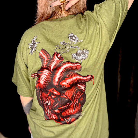T-shirt-kaki-le-coeur-sanglant-le-corps-beau-2