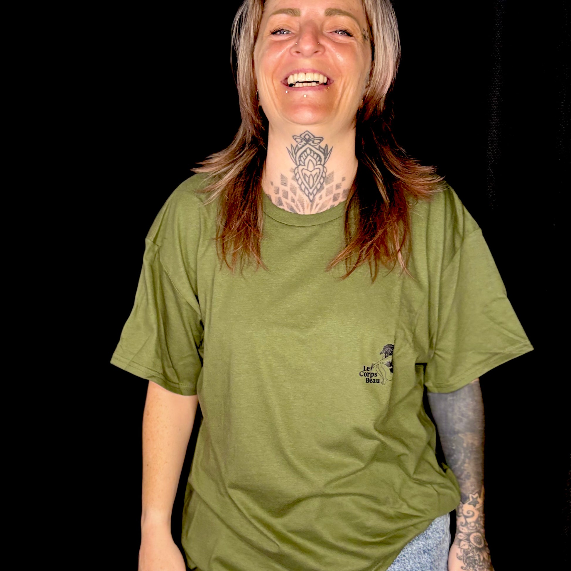 T-shirt-kaki-le-cœur-sanglant-le-corps-beau-3