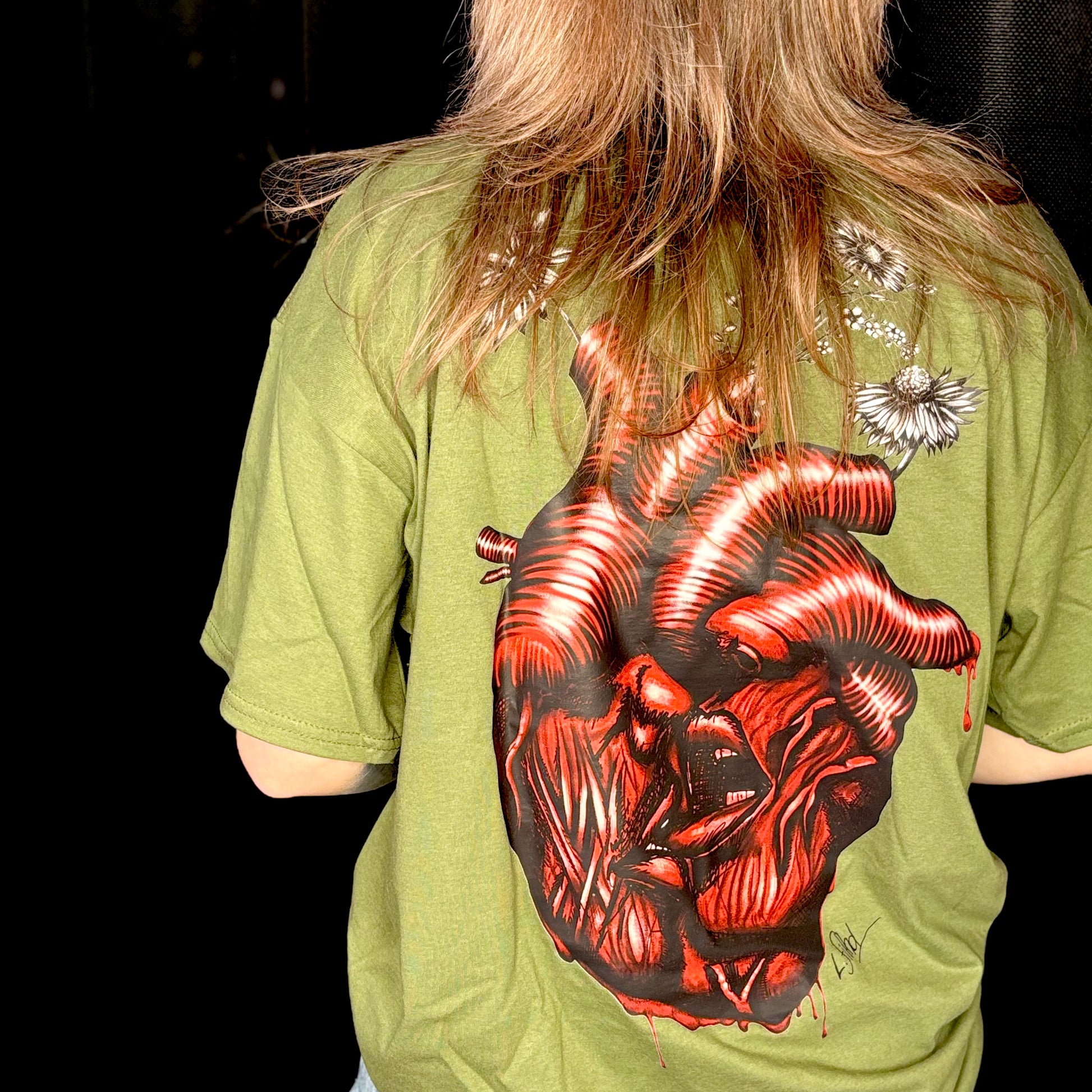 T-shirt-kaki-le-coeur-sanglant-le-corps-beau